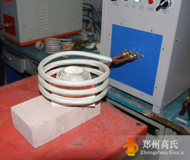 感應加熱設備對銀碗表面進行局部加熱 感應加熱設備對銀碗表面進行局部加熱